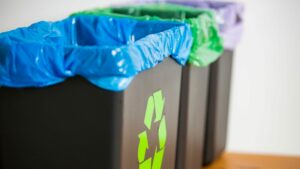 Pulire i bidoni della spazzatura: come eliminare i cattivi odori