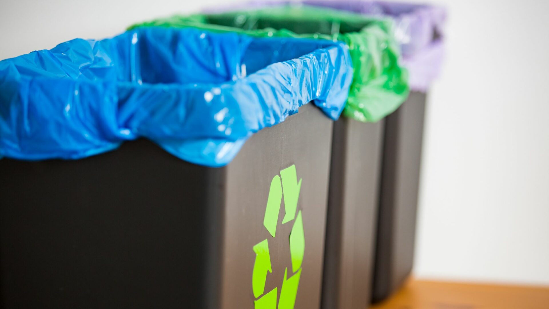 Pulire i bidoni della spazzatura: come eliminare i cattivi odori